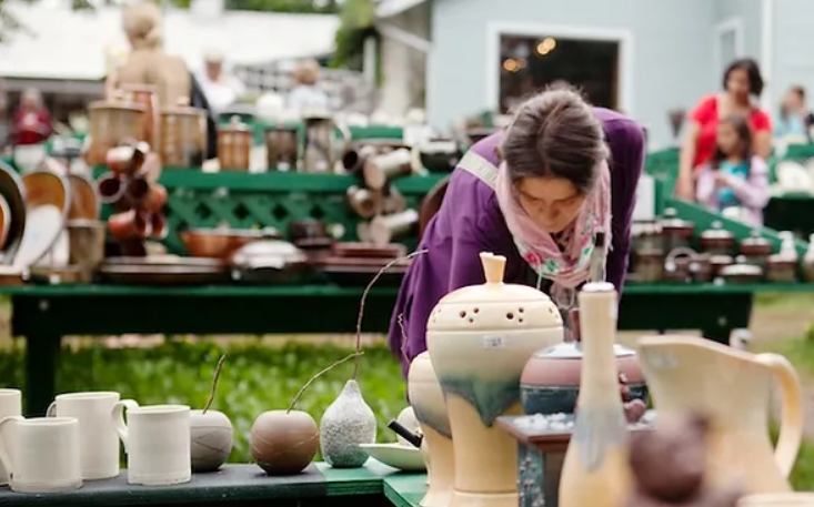 Tables de vente de poteries diverses avec des acheteur