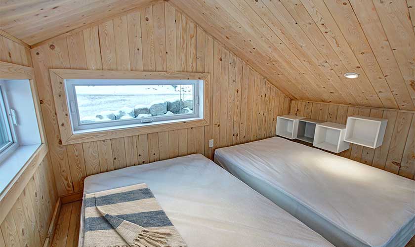 Chambre à coucher avec deux  lits simple d'un chalet Scandik