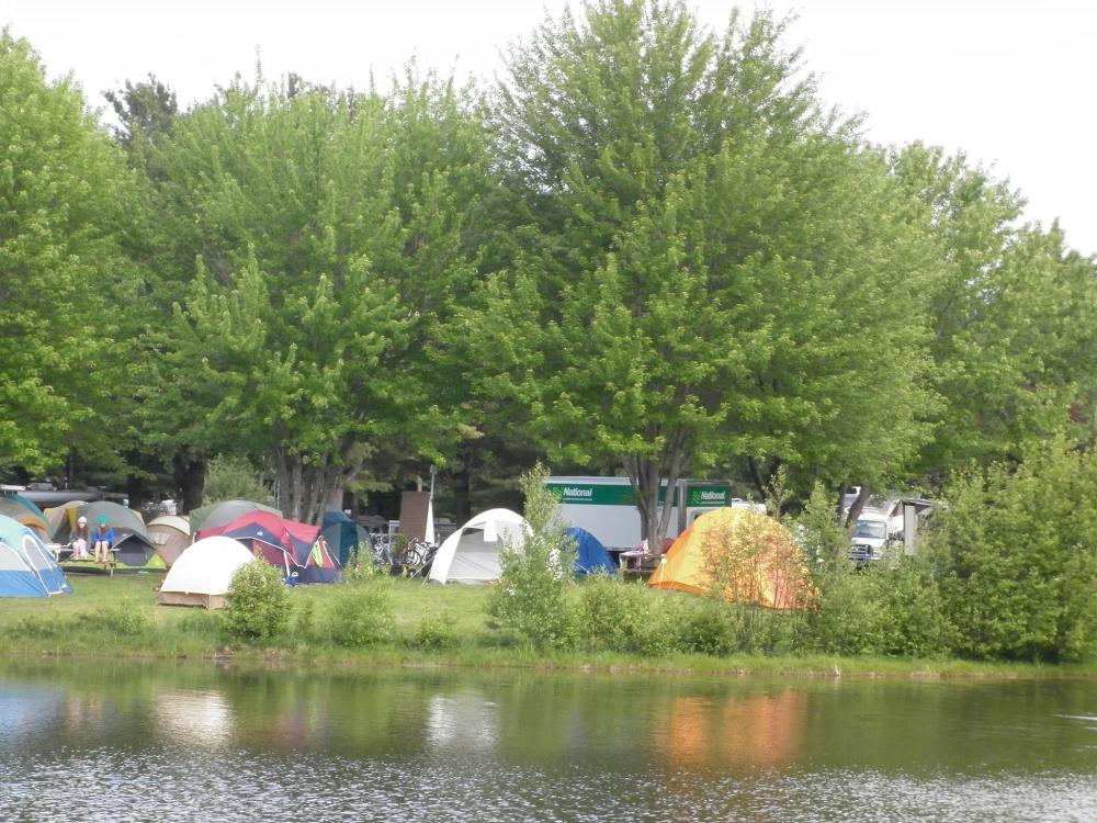 Vue sur les terrains de camping bordant le lac Lafontaine, Camping Lac Lafontaine Parkbridge, Saint-Jérôme, Laurentides