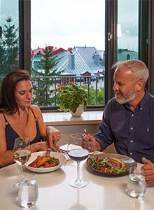 Couple devant un repas au restaurant